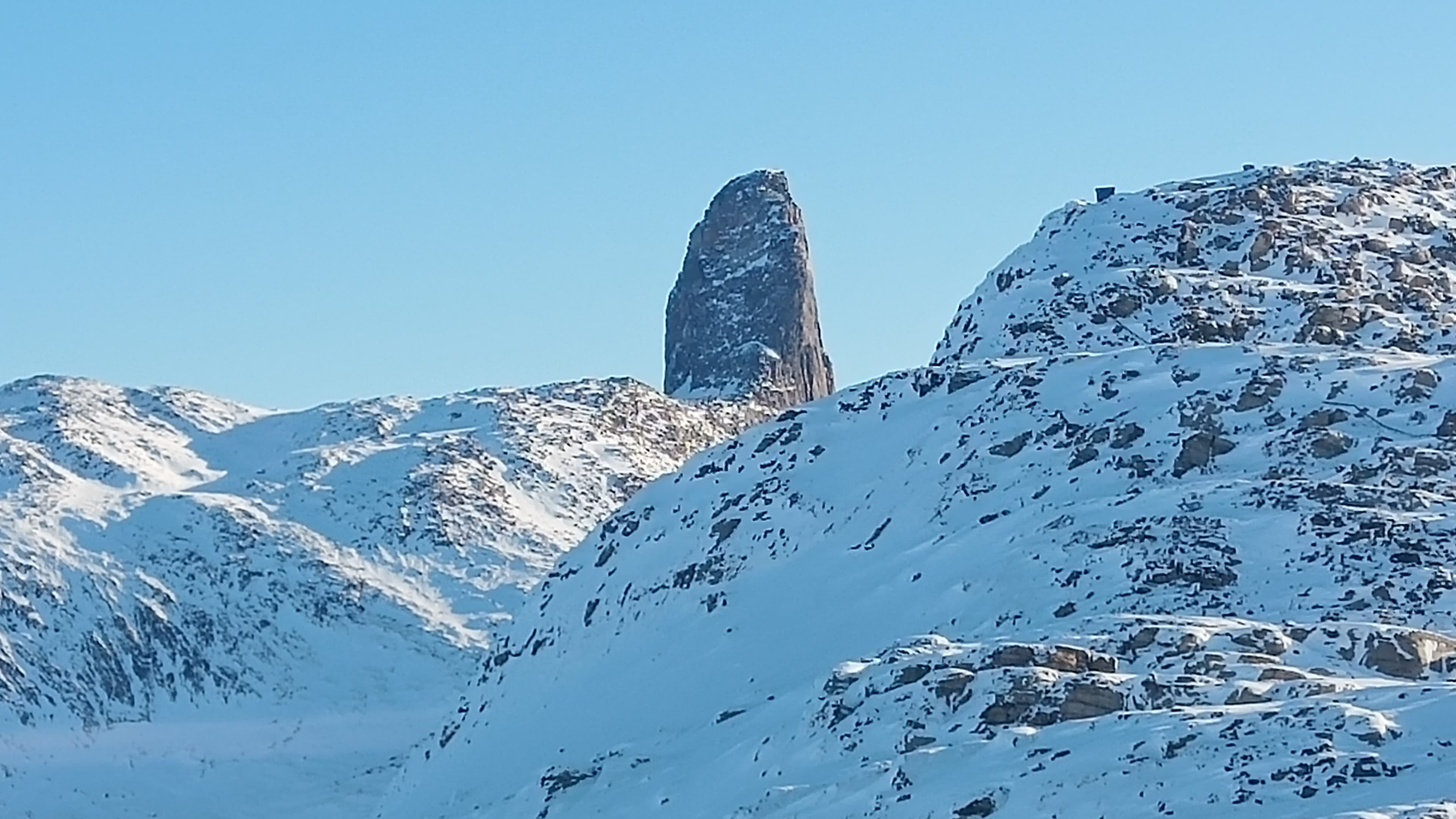 Le fameux pouce, un nunatak qui domine le village